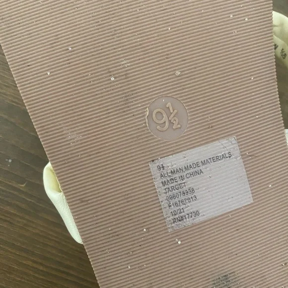 • Sandals • - Picture 3 of 3